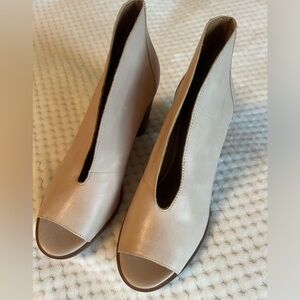 Women’s bootie 8, beige, light nude open toe soft leather with wood tone heel